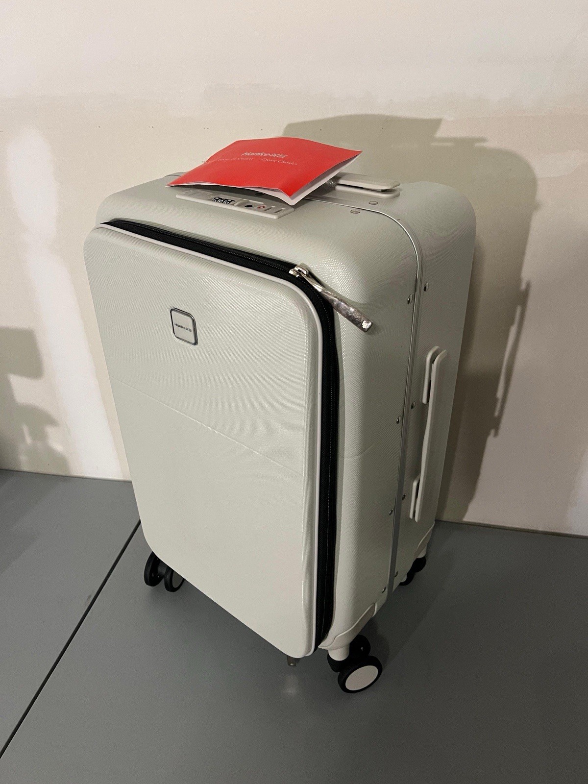 Hanke 20 Inch Carry On Luggage with Cup Holder and Charge (Smoke White)