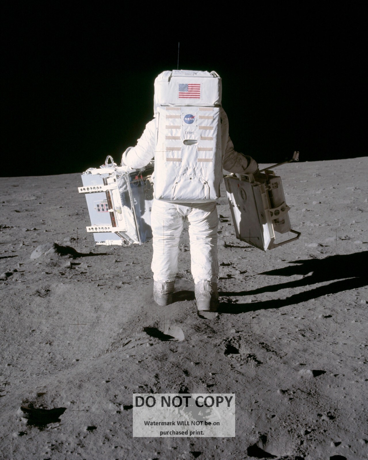 APOLLO 11 ASTRONAUT BUZZ ALDRIN DEPLOYS EXPERIMENTS - 8X10 NASA PHOTO (RT-438)