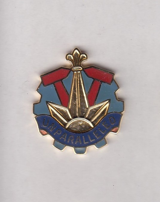 US ARMY 690th Maintenance Battalion crest DUI badge c/b clutchback P-23