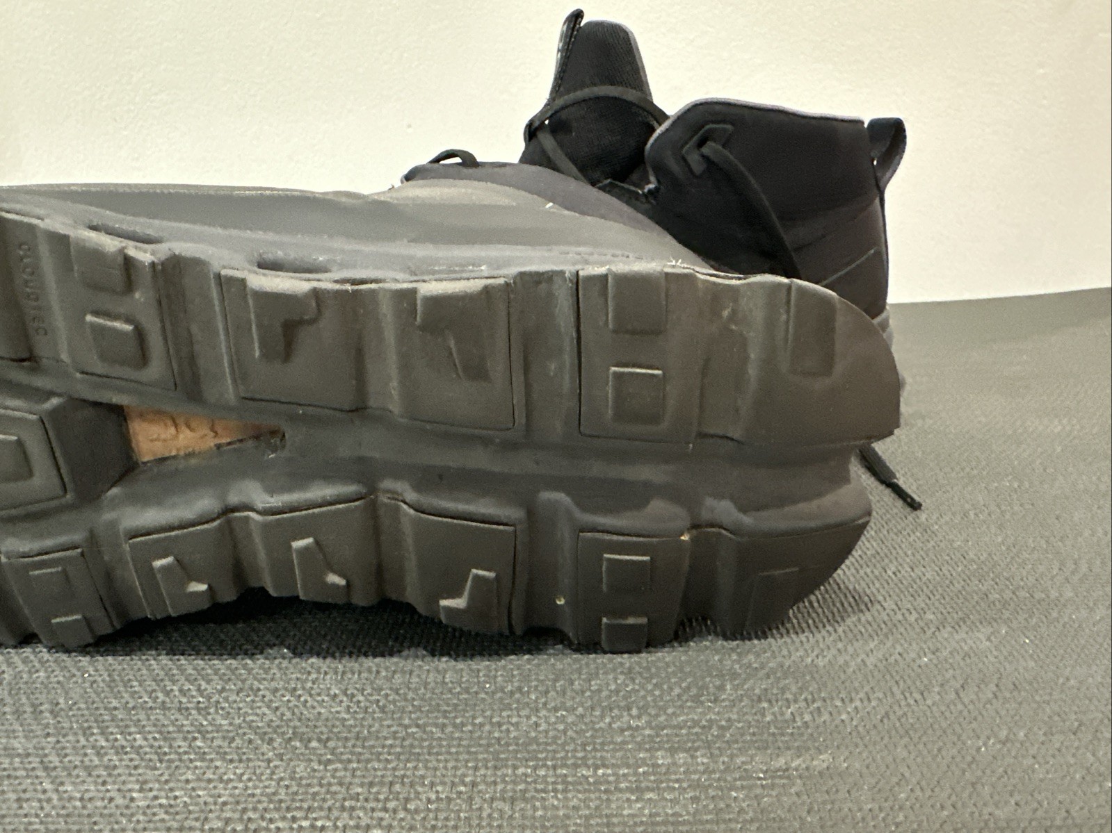 On Cloudroam Men's Size 12 Waterproof Hiking Boot Black/Eclipse 3MD30070106