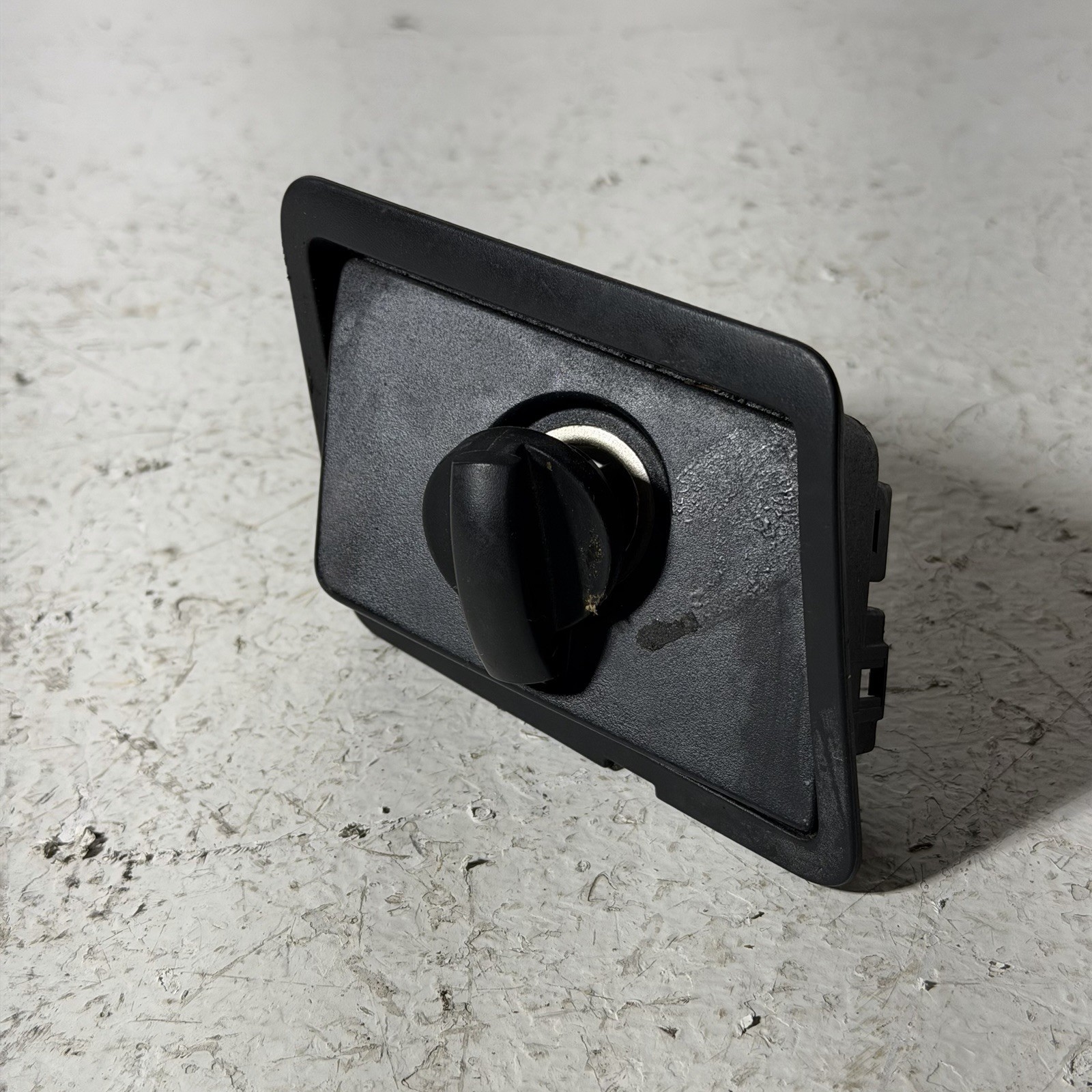 Ford F250 F350 Super Duty Dash Bezel Power Point 12V Outlet Plug OEM 2008-2010