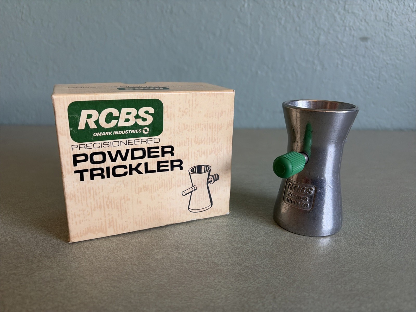 VINTAGE RCBS PRECISIONEERED POWDER TRICKLER 09094 IN ORIGINAL BOX