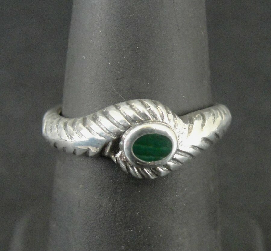 Ring Silver Green Stone with Leaf Side Design Band Silver 925 Size 5.5 Ring