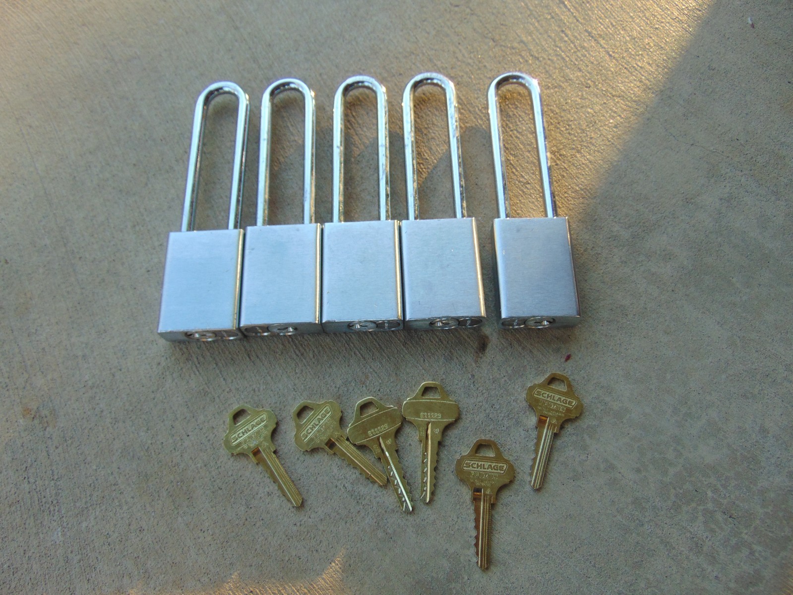 5 NEW  PADLOCK WITH SCHLAGE PRIM AND  6 C135 PRIM KEYS      LOCKSMITH