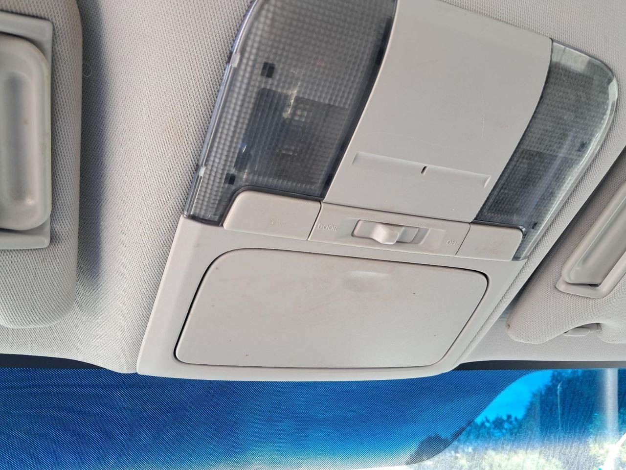 LEGACY 2010 Glove Box 4782571