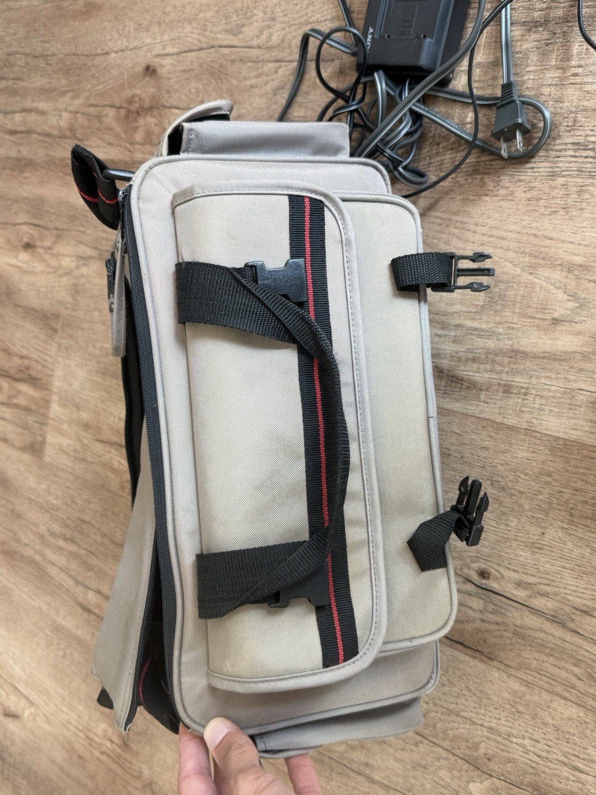 Sony Video 8 Handycam CCD-TR77 With Accessories READ DESCRIPTION