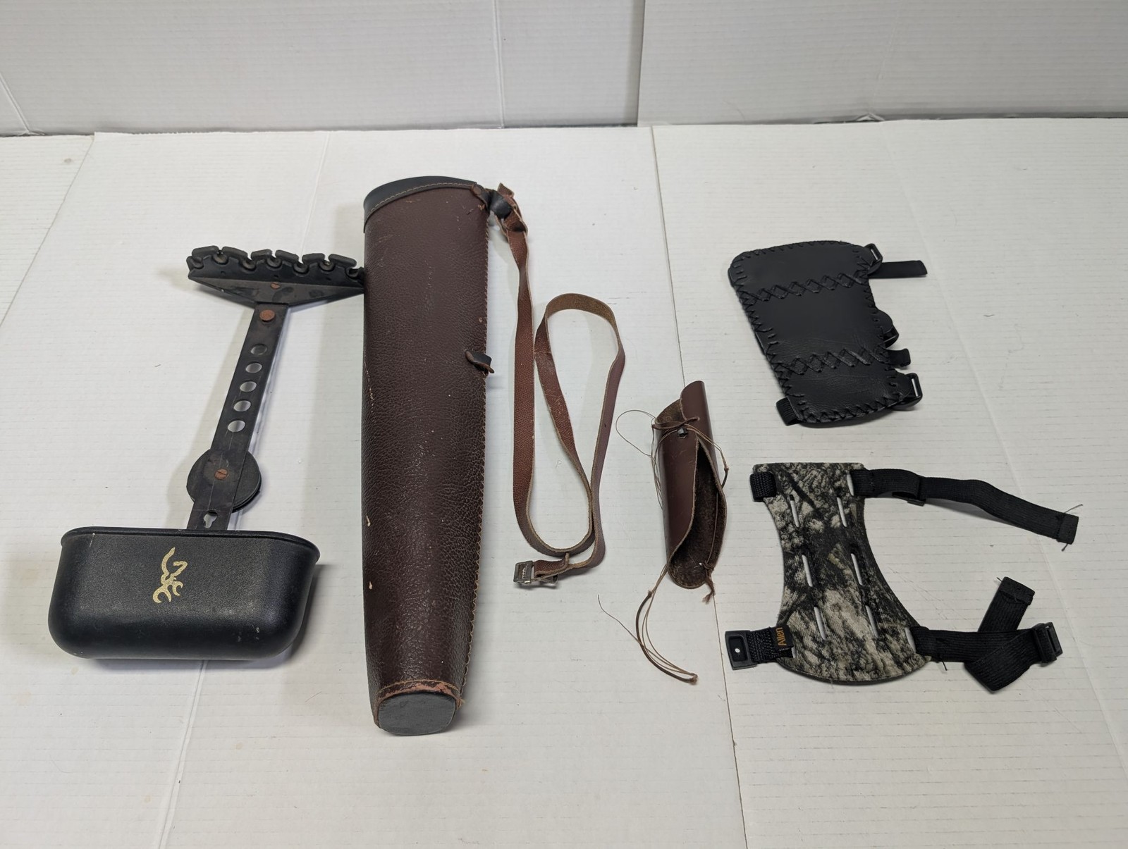 Allen Archery Accessory Set Leather Quiver Tube Arm Guard Finger Tab Arrow Rest