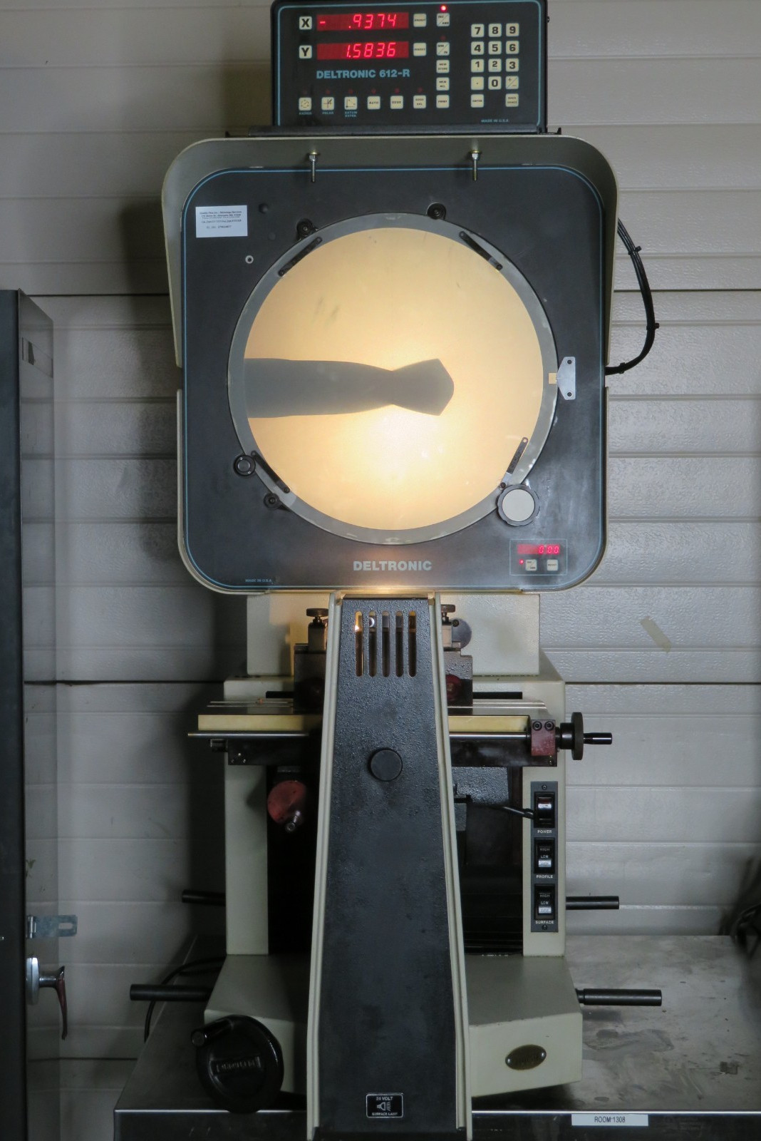 Deltronic DH214 14" Optical comparator w 612-R Geometric readout 20x