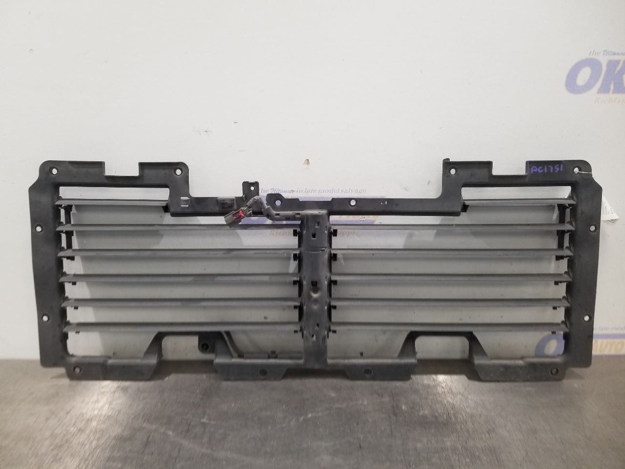 17 CADILLAC ESCALADE AIR SHUTTER 6.2L