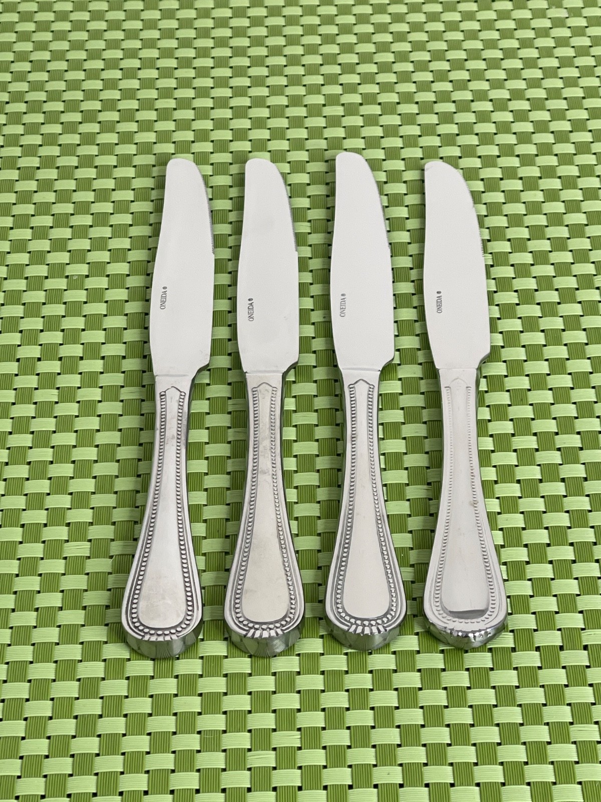 Oneida COUNTESS Stainless 4 Dinner Knives Beaded Glossy Flatware - 9 1/2"