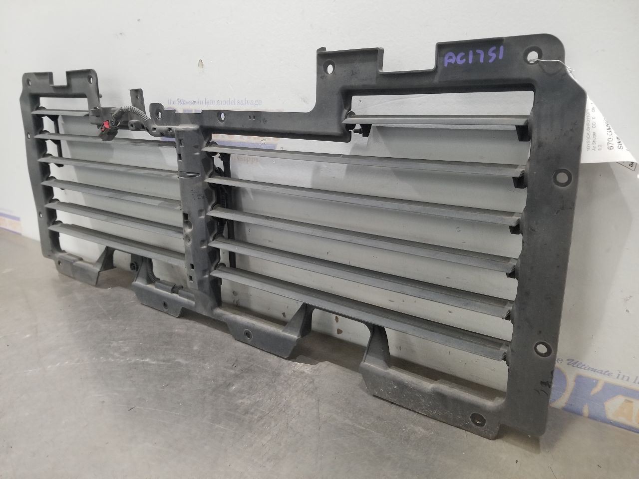 17 CADILLAC ESCALADE AIR SHUTTER 6.2L