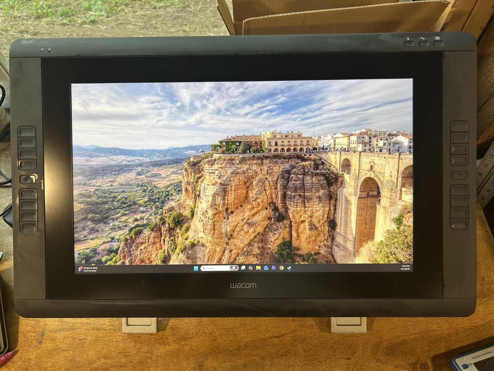 Wacom Cintiq 22HD 21.5" Creative Pen Display With Stand And Cables DTK-2200/K
