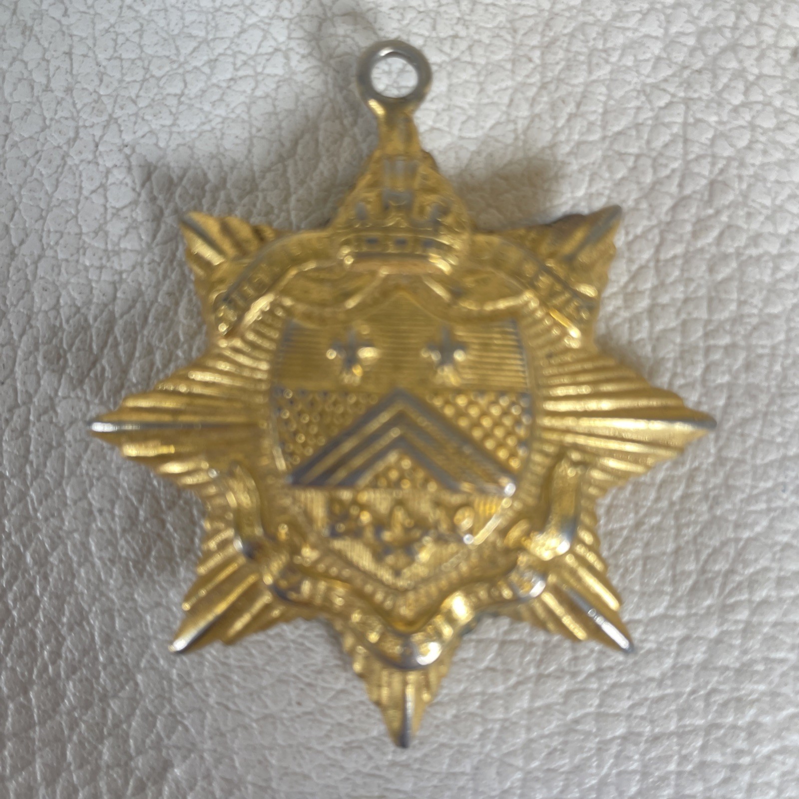 WW2 Canadian Le Regiment De Levis Cap Badge Pendant