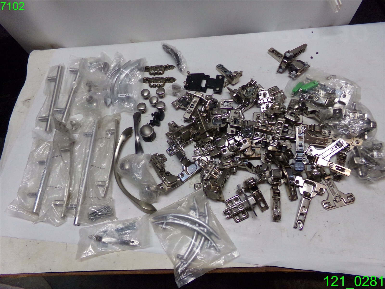 MIXED LOT OF CABINET HARDWARE: (45) HINGES & (35) DOOR PULLS / KNOBS)