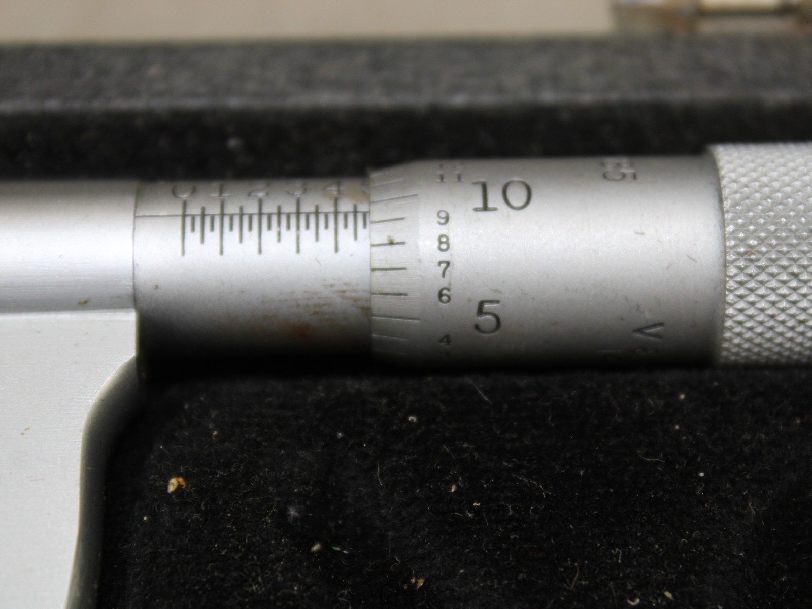 Vintage Starrett No. 585 1"-2" Screw Thread Micrometer w/ Case