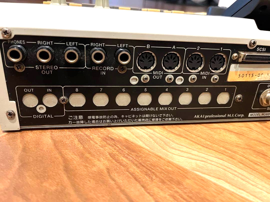AKAI professional MPC2000XL Sampler Sampling Sequencer Drum Machine MPC Tested