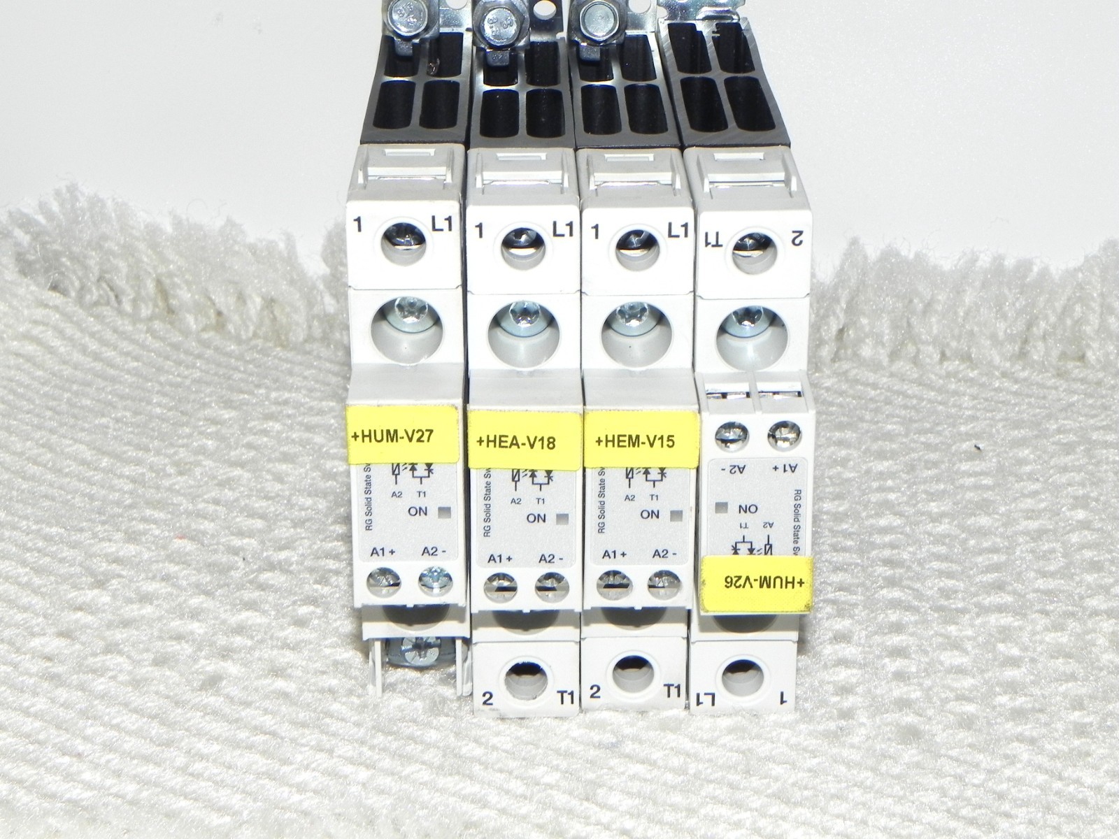 4) Carlo Gavazzi RGC1A60D20KKE, 1-pole DIN-rail mount solid state relay 23AAC