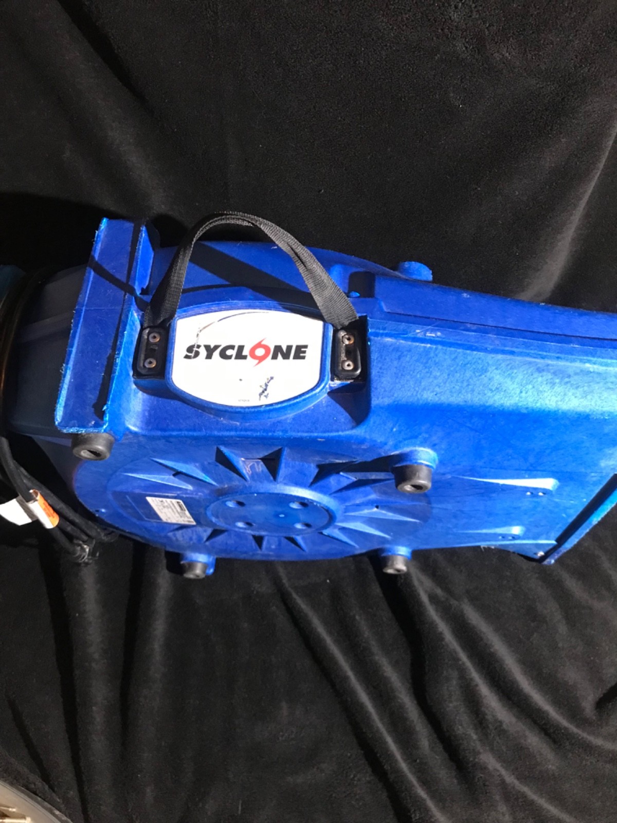The Syclone Blue Low Profile 1.9 Amp Airmover is a compact and efficient drying
