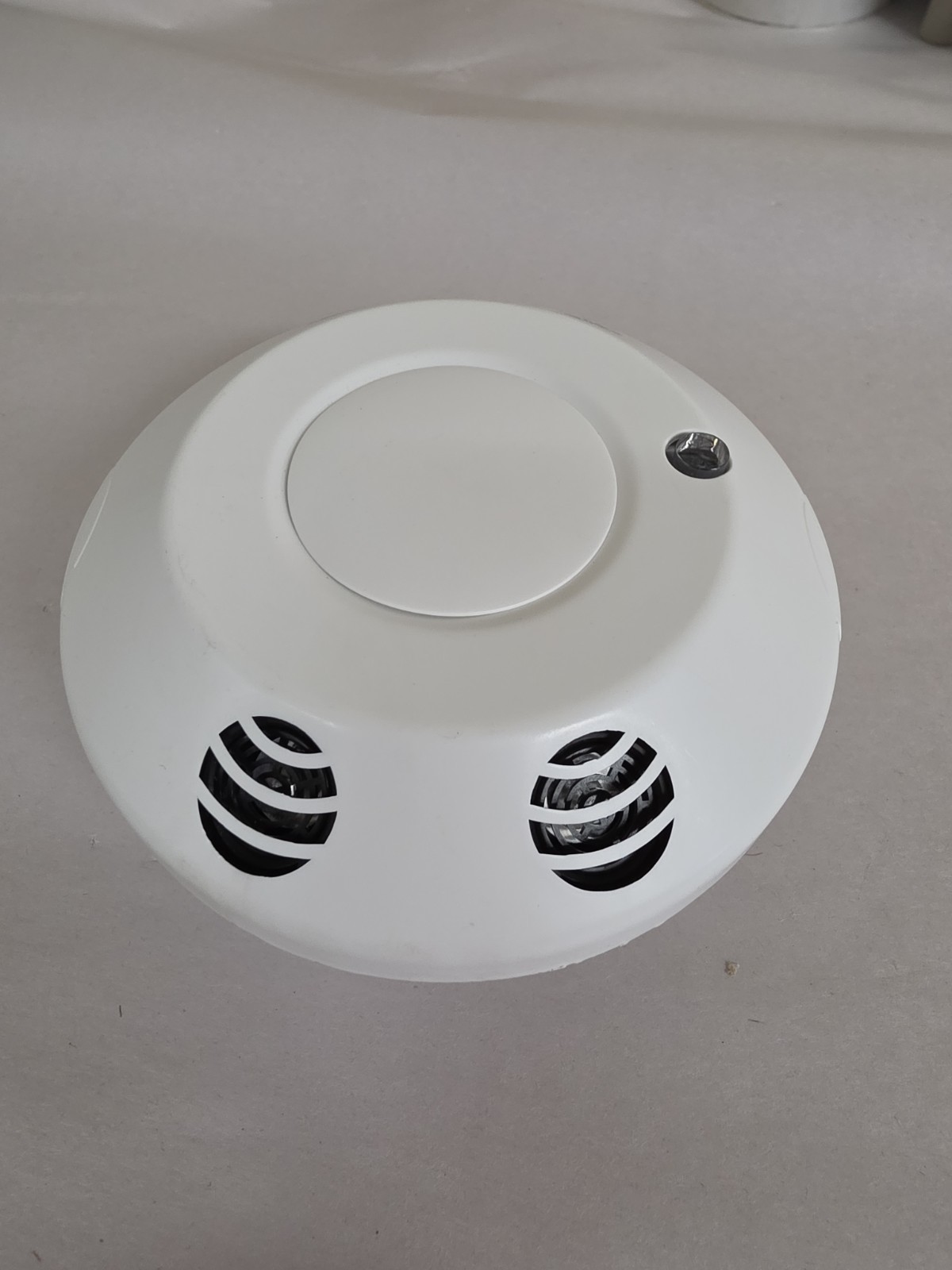 Leviton ODC10UDW ODC Series 1000 Sq. Ft. Ceiling Mount Occupancy Sensor. Preowne