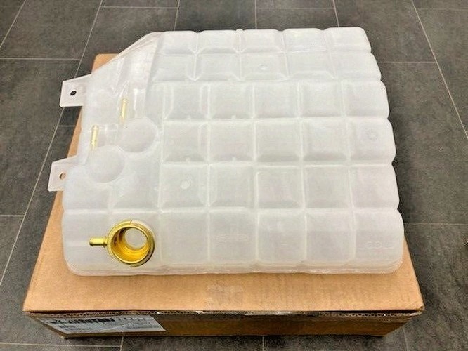 05-17750-002 NEW OEM FREIGHTLINER COOLANT RESERVOIR 05-17750-001, 0517750000