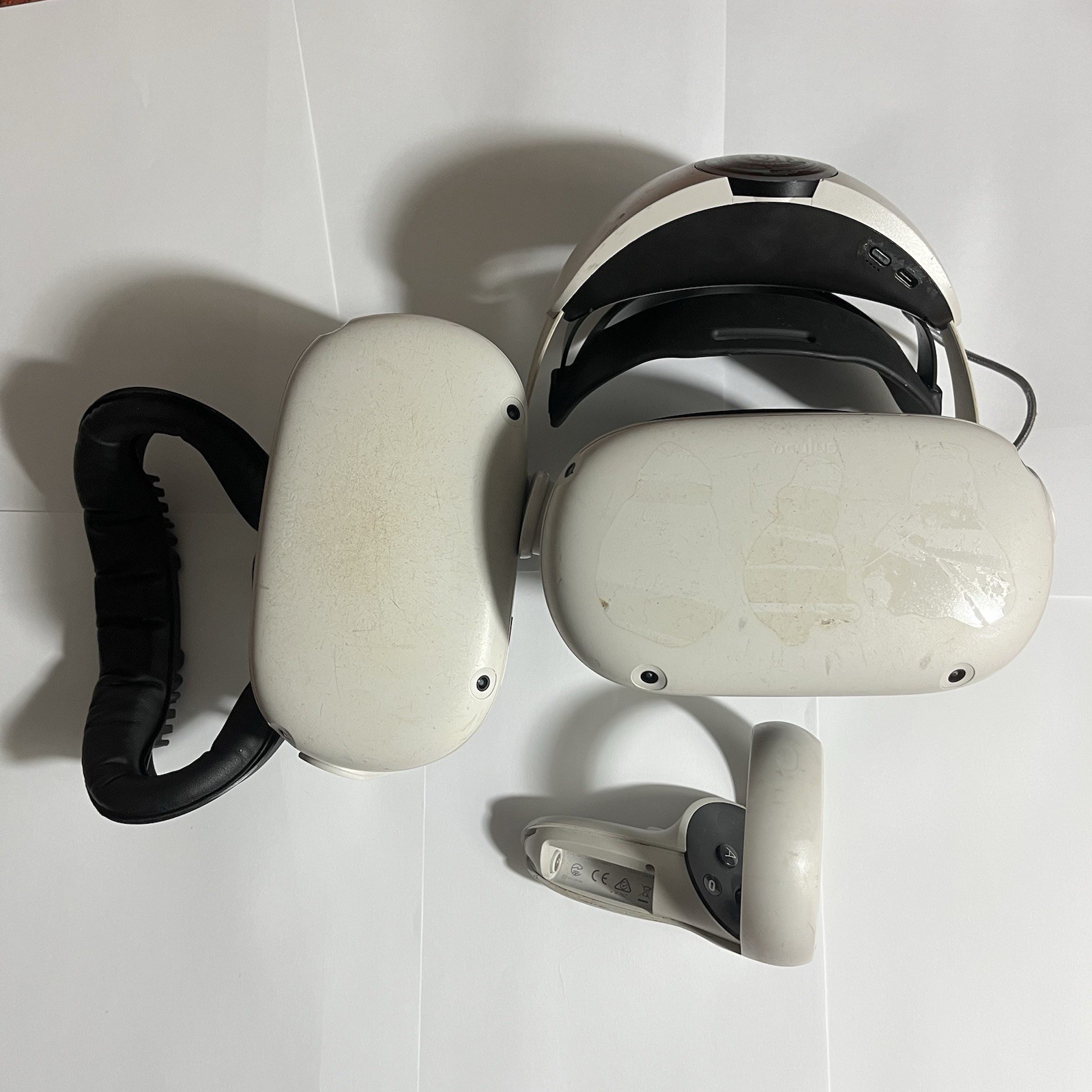 Meta Oculus Quest 2 VR Headsets - White For Parts Untested
