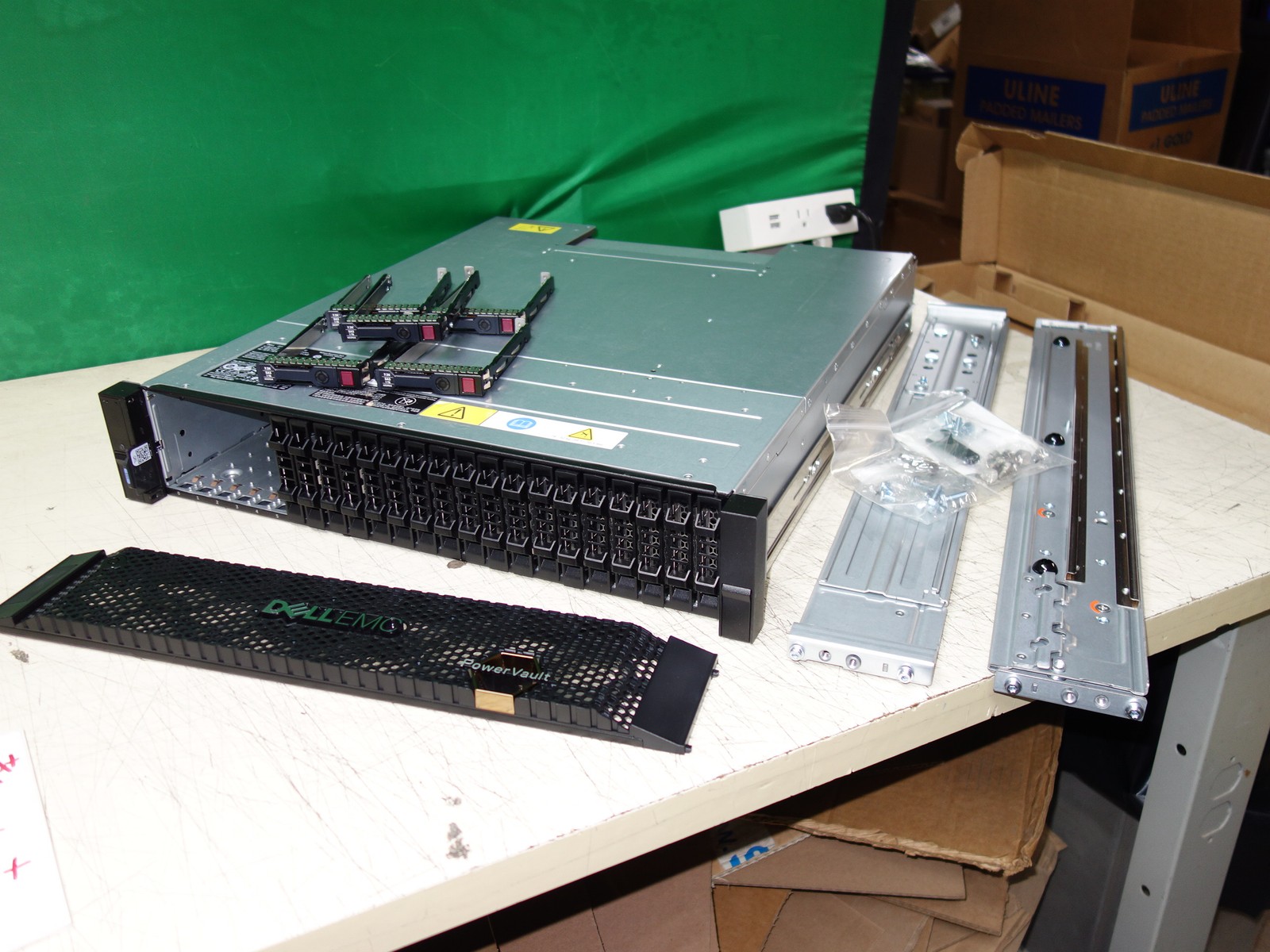 Dell EMC PowerVault ME4024 Storage Array w/ 2x FXGPW Controllers