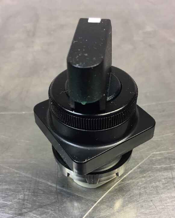 Square D D1G2XG Illuminated Selector Switch Class 9001. Loc.4A