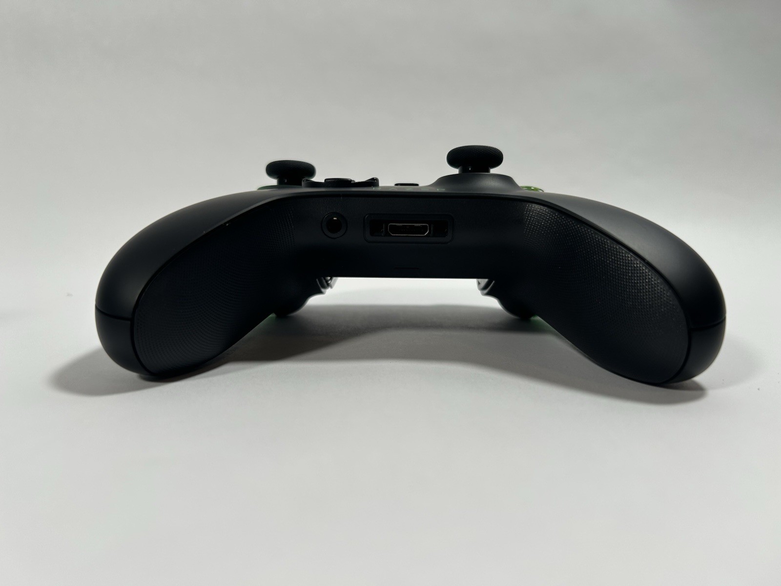 GC504 RAZER WIRELESS CONTROLLER & QUICK CHARGING STAND FOR XBOX- USED