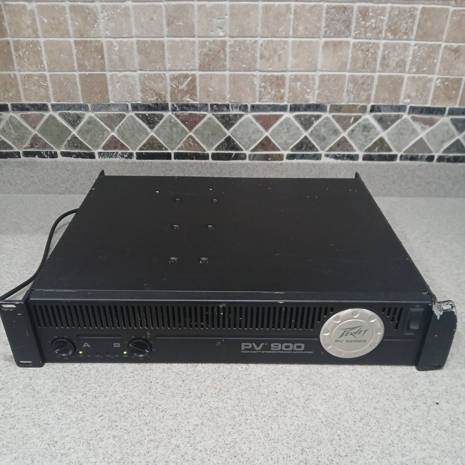 Peavey PV series 900 Watt Stereo Power Amplifier/Model: PV 900/working Needs TLC