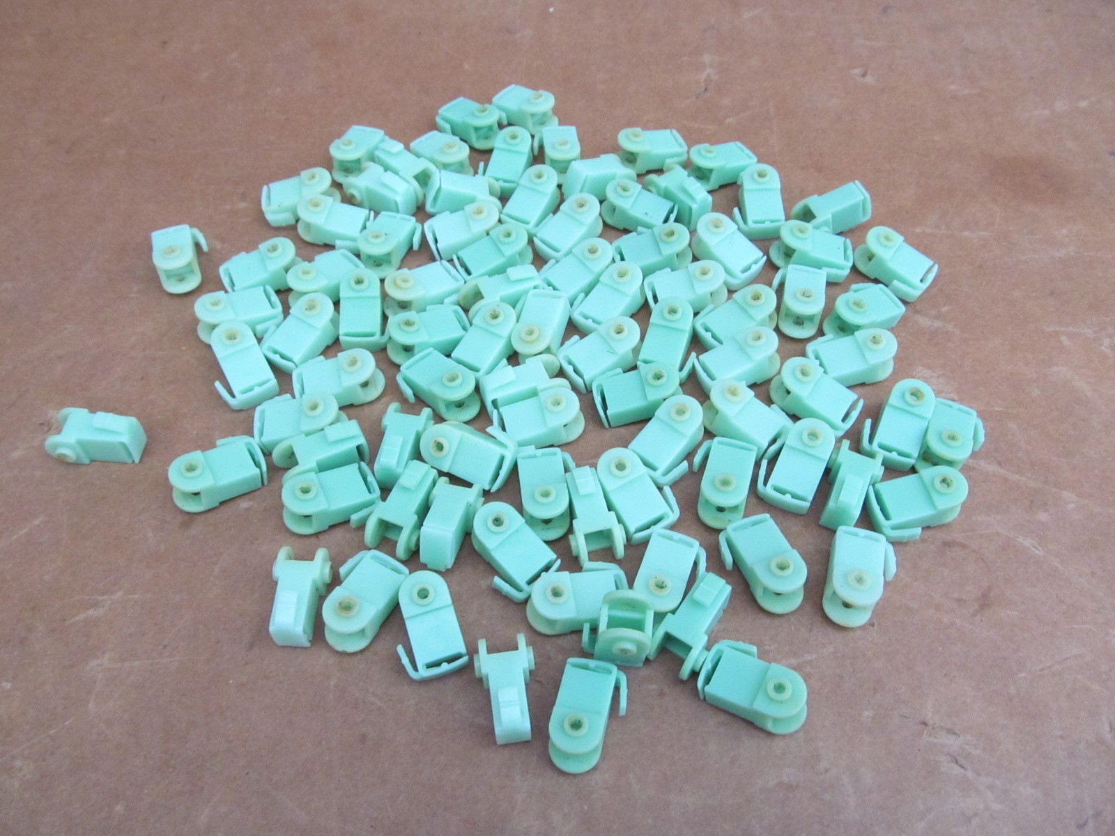 Kurzweil PC88mx keyboard parts: Lot of 88 plastic locking latch for keys