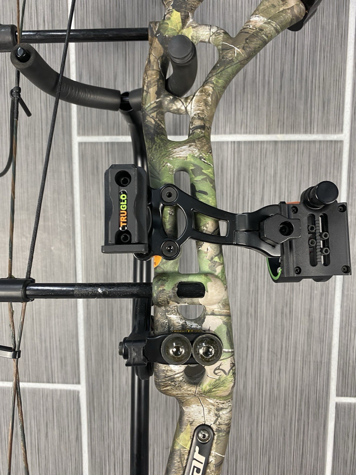 Bear Authority compound Bow Right Hand Tru Glow Sights Camo 315fps, 4lbs, Extras