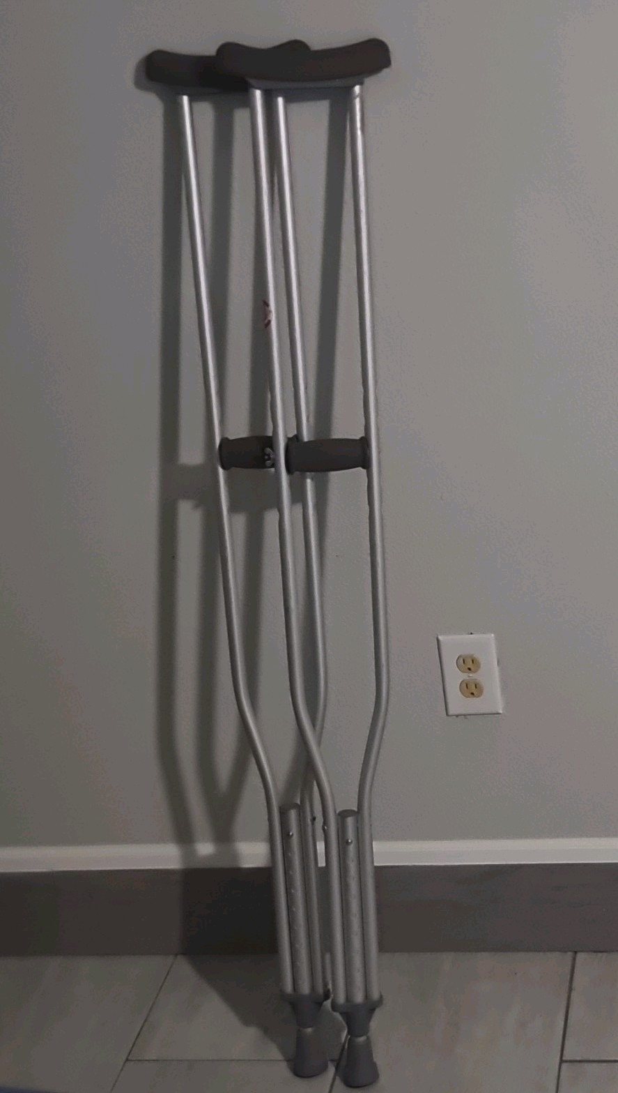 Adjustable Height Silver Aluminum Standard Crutches with Handgrip for Adults