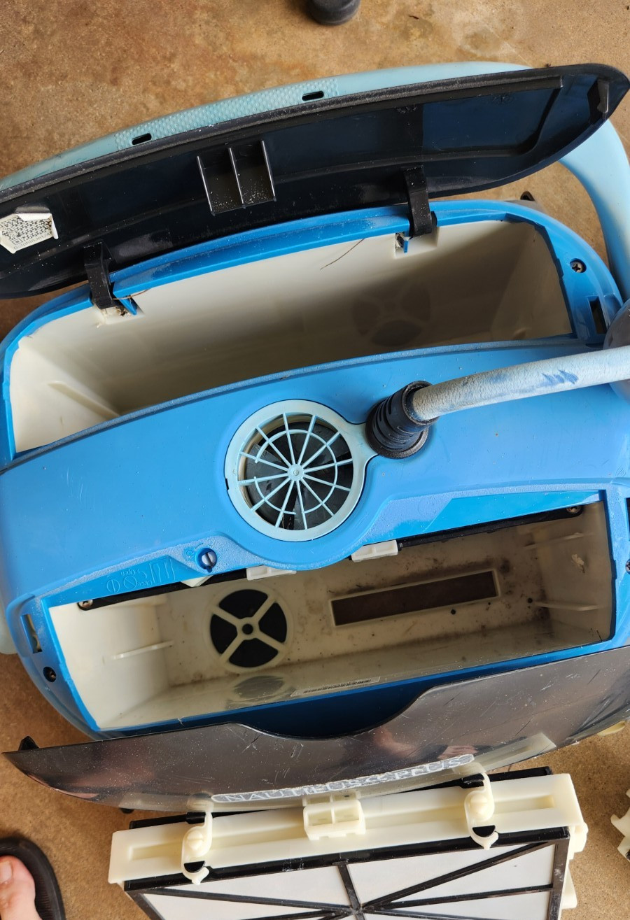 DOLPHIN NAUTILUS CC PLUS AUTOMATIC POOL VACUUM CLEANER . Needs work