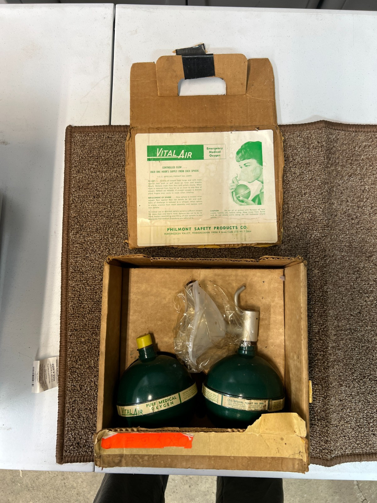 NOS VINTAGE VITAL AIR EMERGENCY MEDICAL OXYGEN BALLS WITH BOX RARE