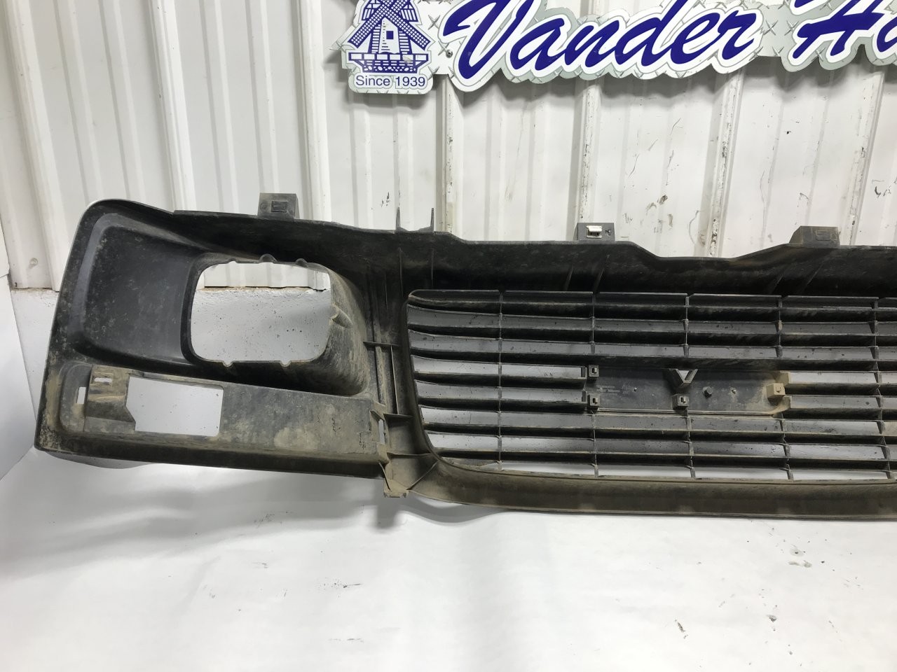 GMC CUBE VAN Grille - Used | P/N GLG081