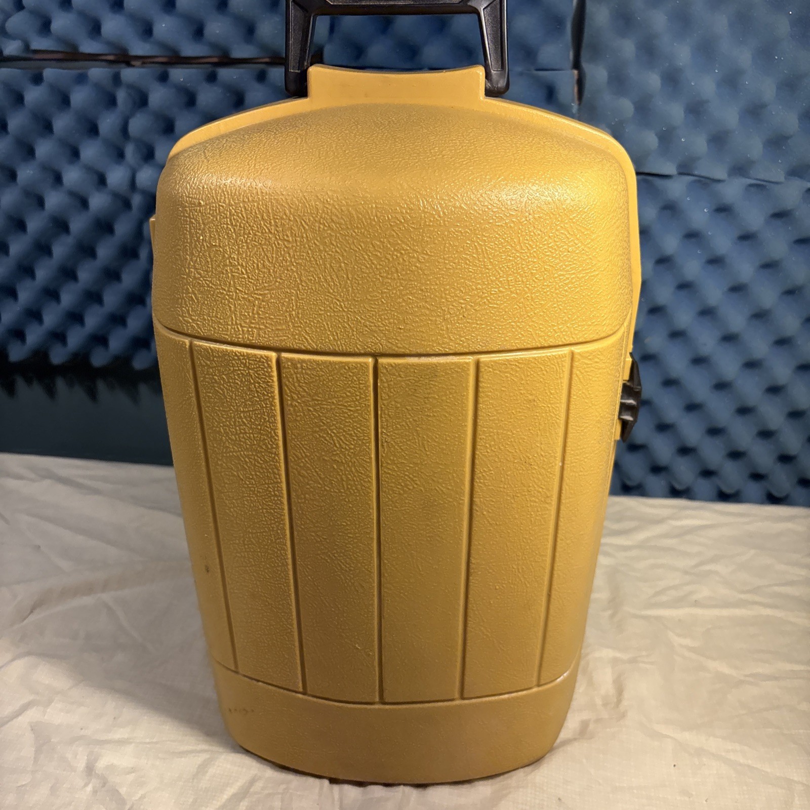 Coleman 220 275 Clam Shell Lantern Case NICE CONDITION 01-83