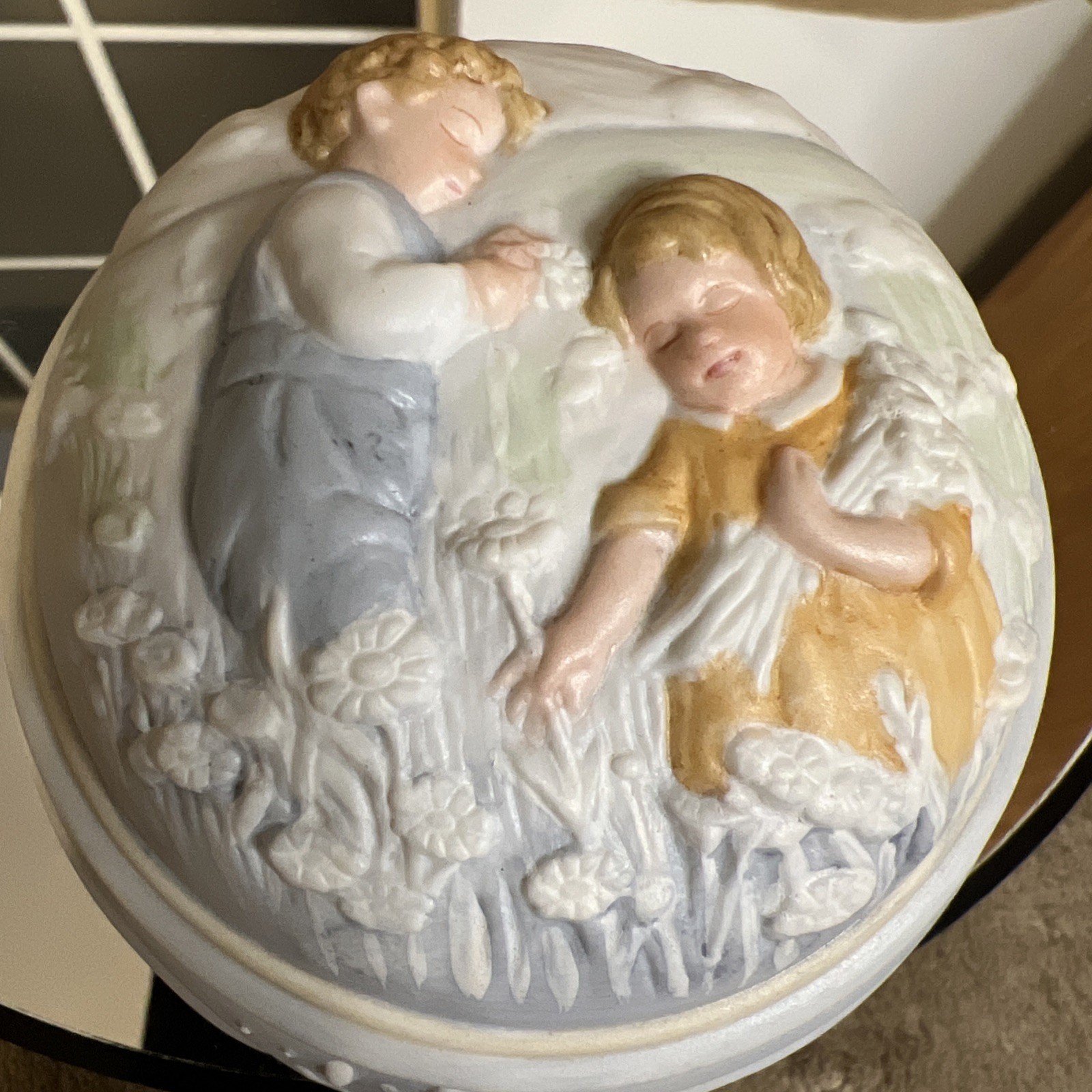 MUSICAL / TRINKET BOX - GOLDEN DREAMS Porcelain, Hand Painted, AVON 1985 - MINT