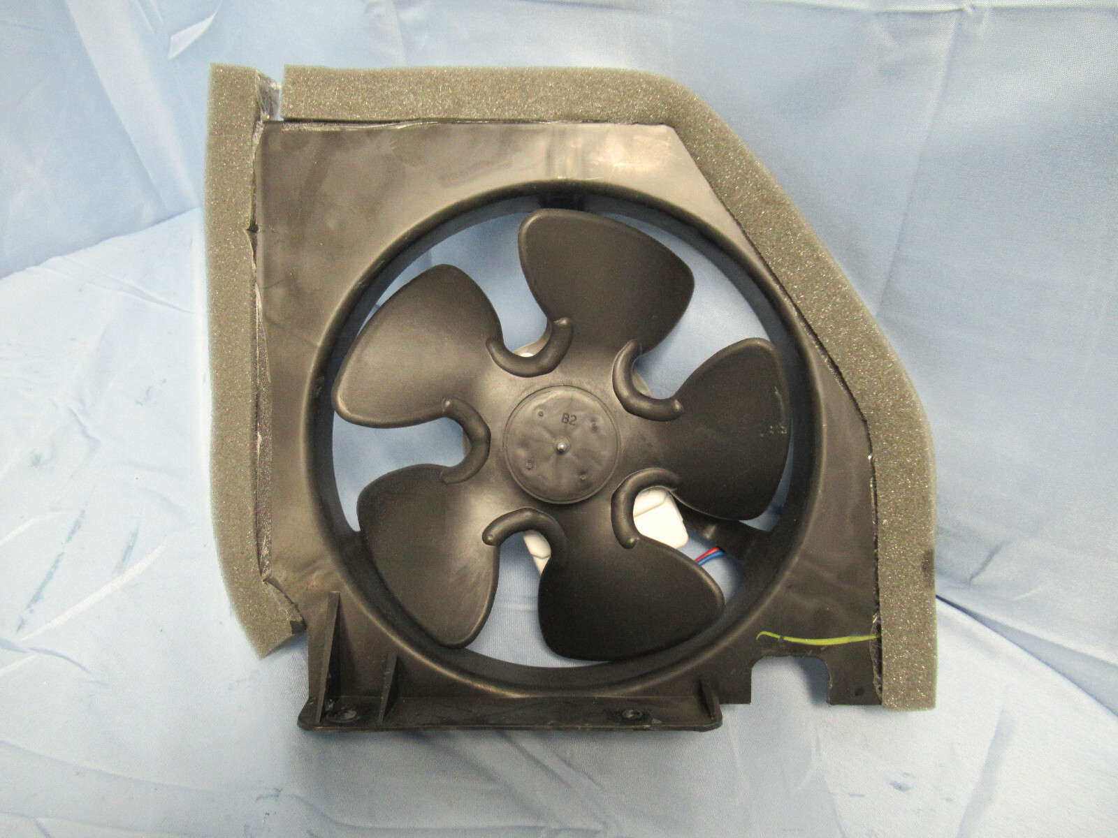 Frigidaire Trio Fridge Condenser Motor Fan Shroud 5304531260 241946106 (Lot #97)