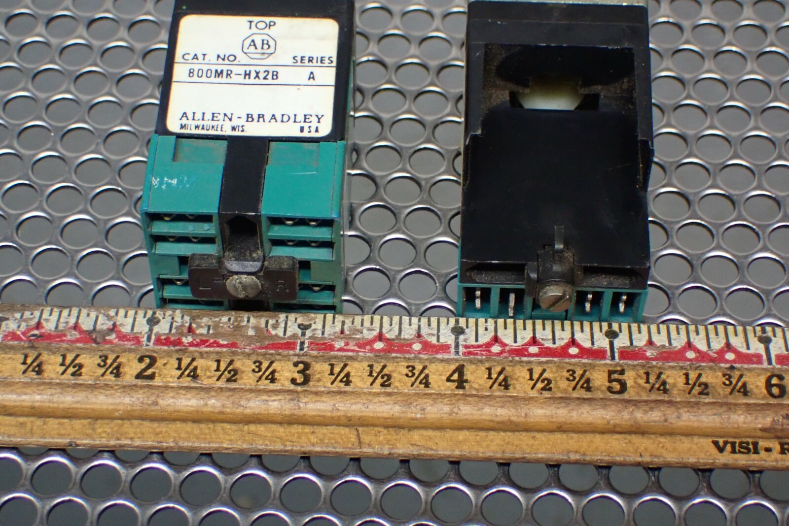 Allen Bradley 800MR-HX2B Ser A 2 Pos. Selector Switches With 800M-XAR (Lot of 2)