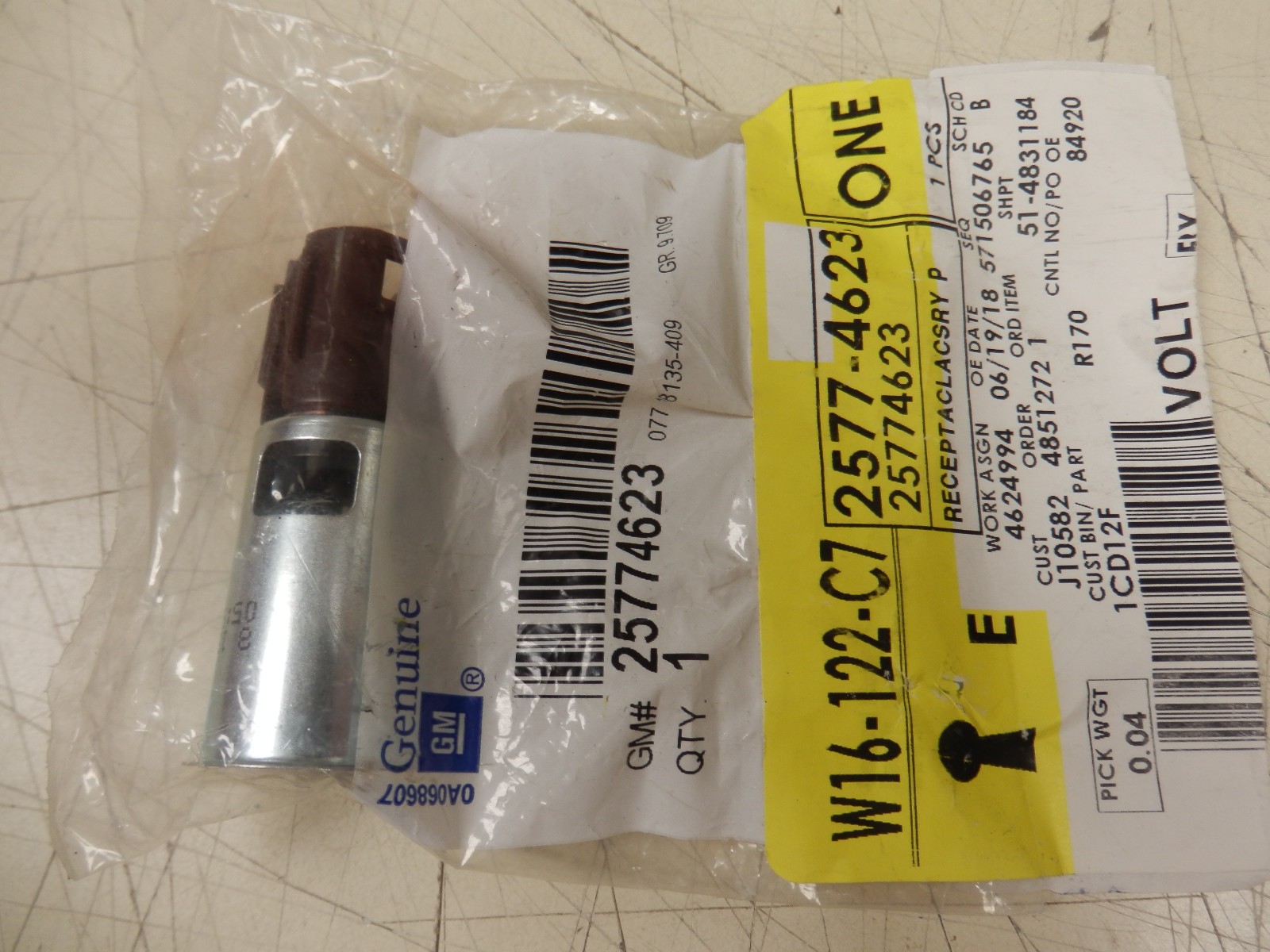 GENUINE GM PARTS 25774623 12 Volt Accessory Power Outlet Socket Free Shipping