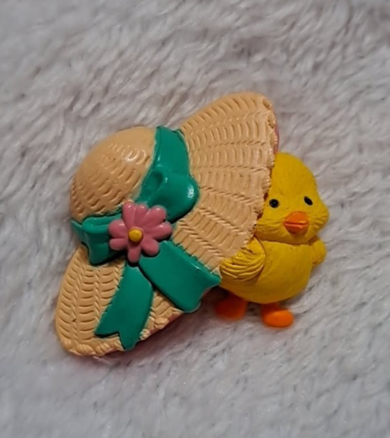 Vintage Hallmark Easter chick with large sun hat brooch, really cute