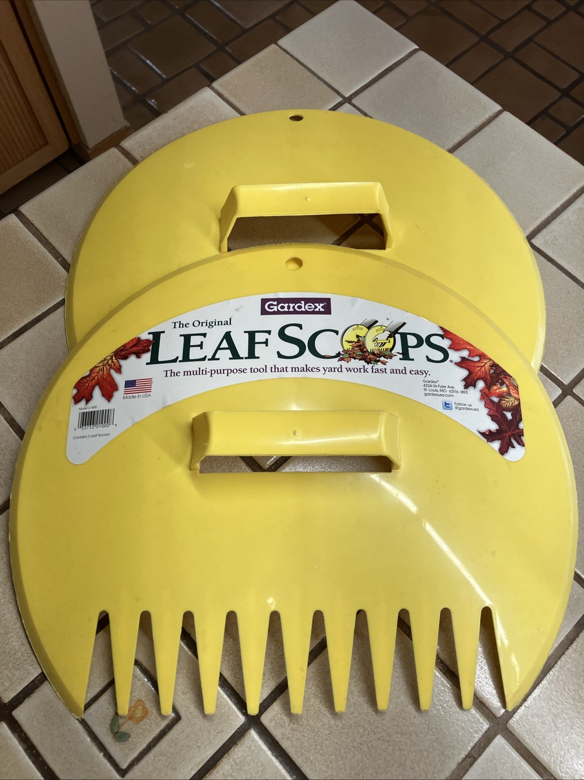 ORIGINAL GARDEX LEAF SCOOPS ONE PAIR YELLOW YARD GARDEN USA GUC free ship
