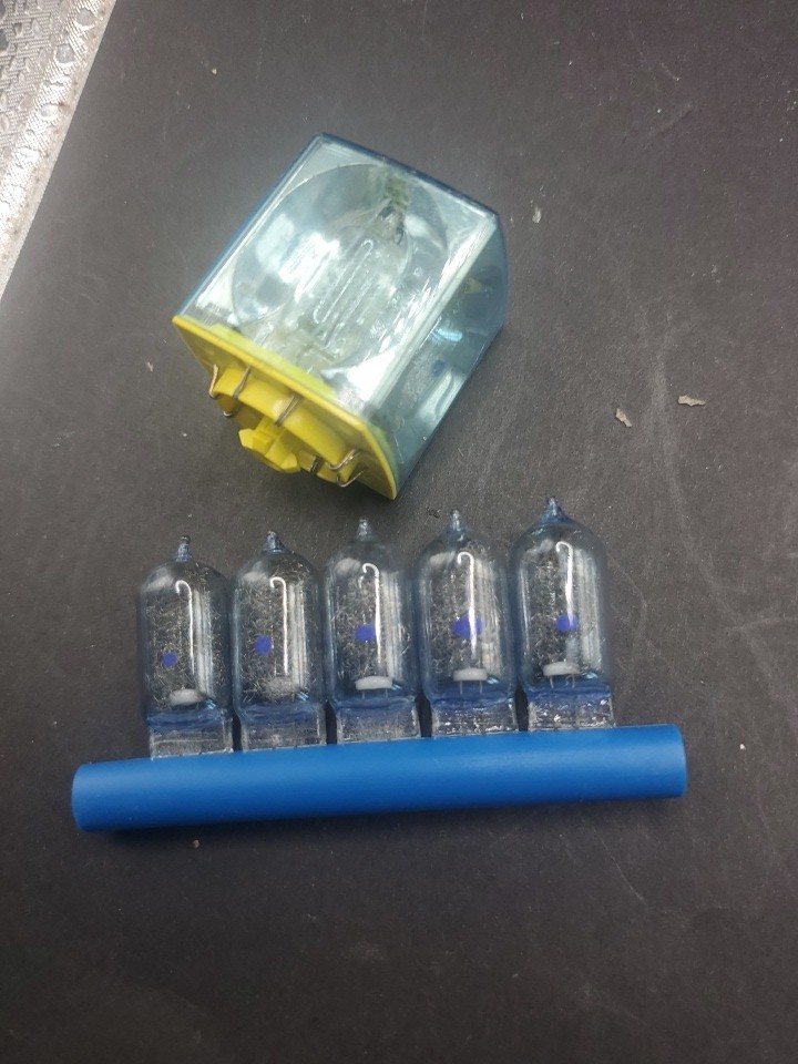 VTG Sylvania Blue Dot AG1B Flashbulbs 5 Pack Plus GE Flashcube