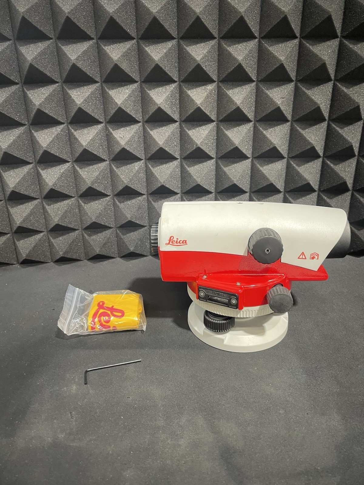 Leica NA724 Auto Level Surveying Optical Level Kit w/ Hard Case