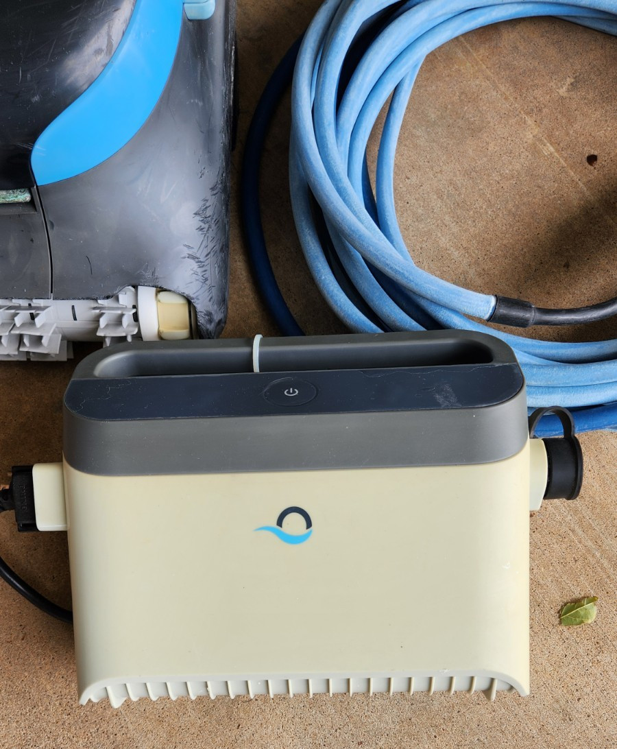 DOLPHIN NAUTILUS CC PLUS AUTOMATIC POOL VACUUM CLEANER . Needs work