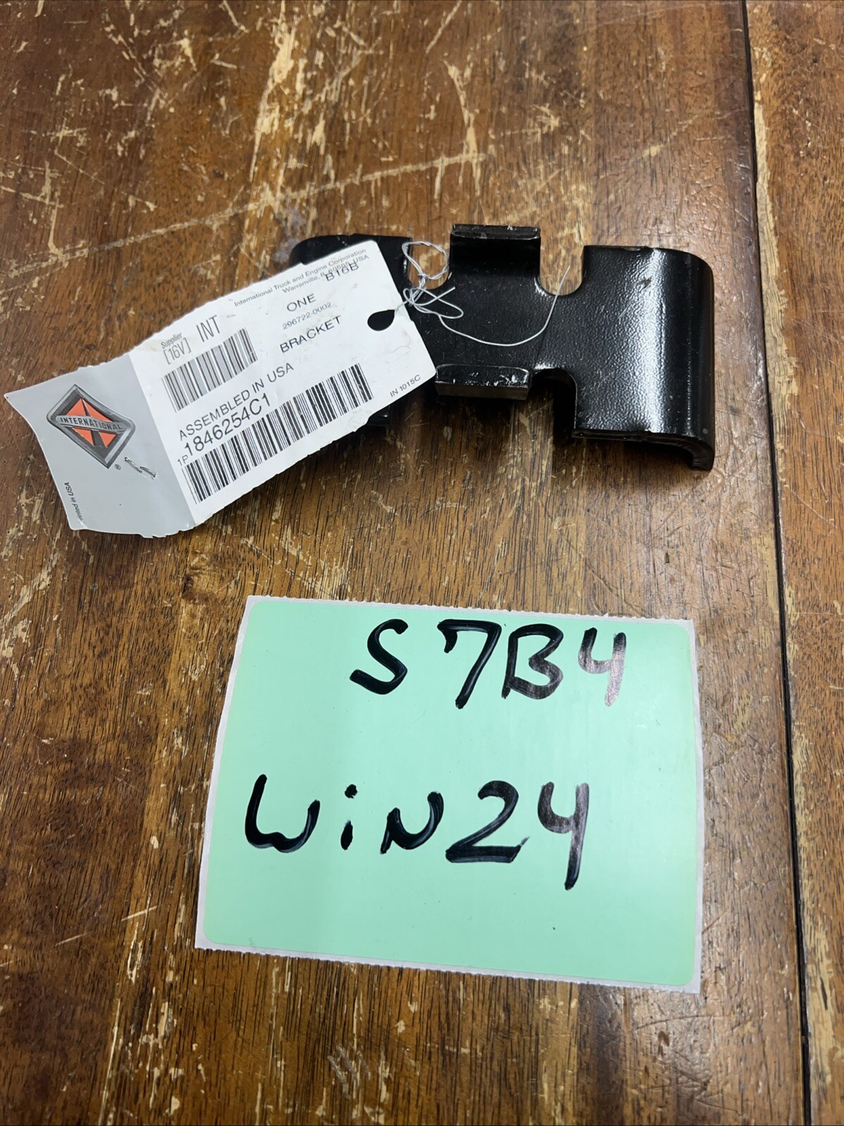 1846254C1 BRACKET, MOUNTING UPPER EGR TRAY