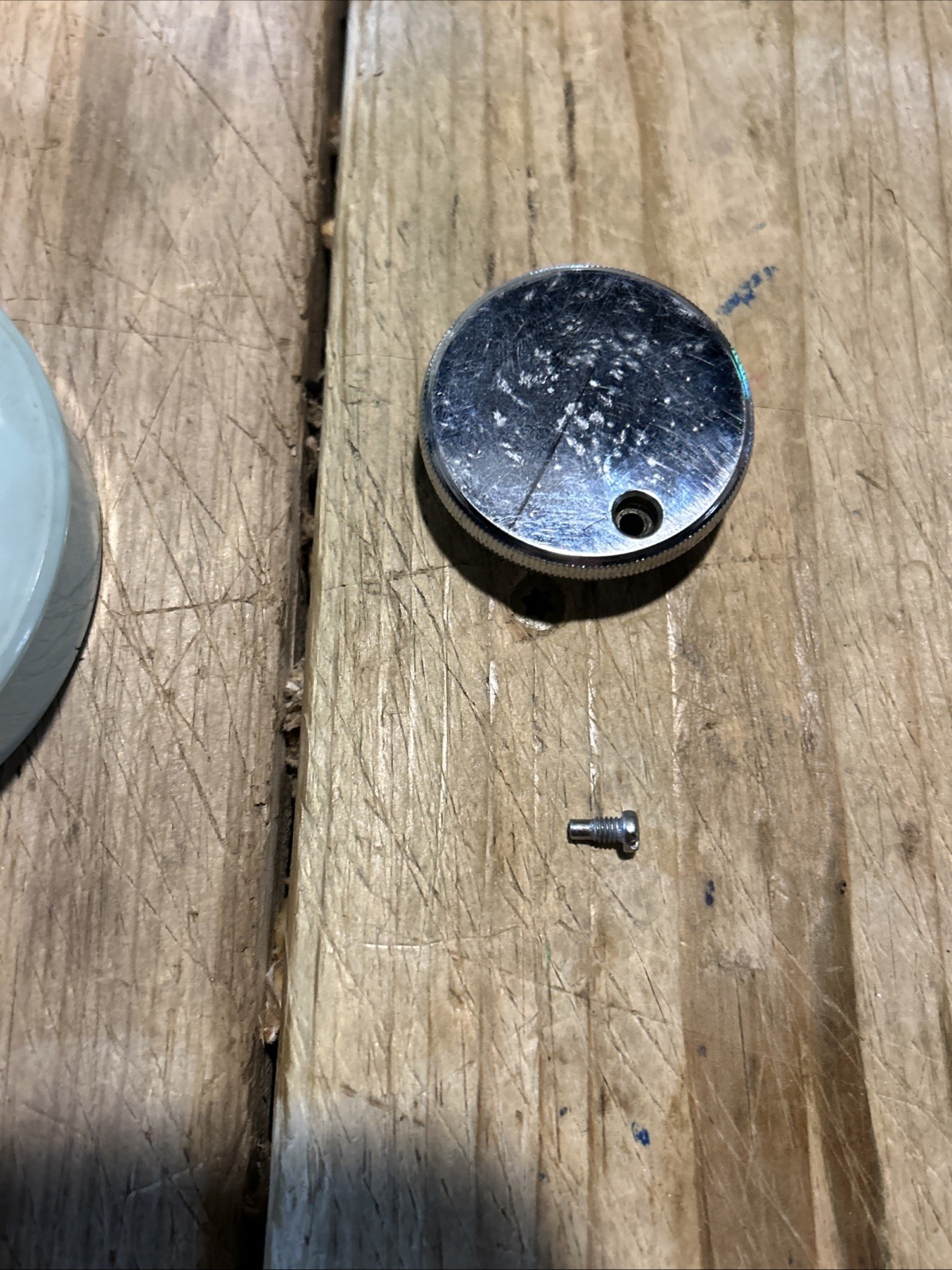 White Dressmaster Model 423 Sewing Machine Hand Wheel Knob Assembly