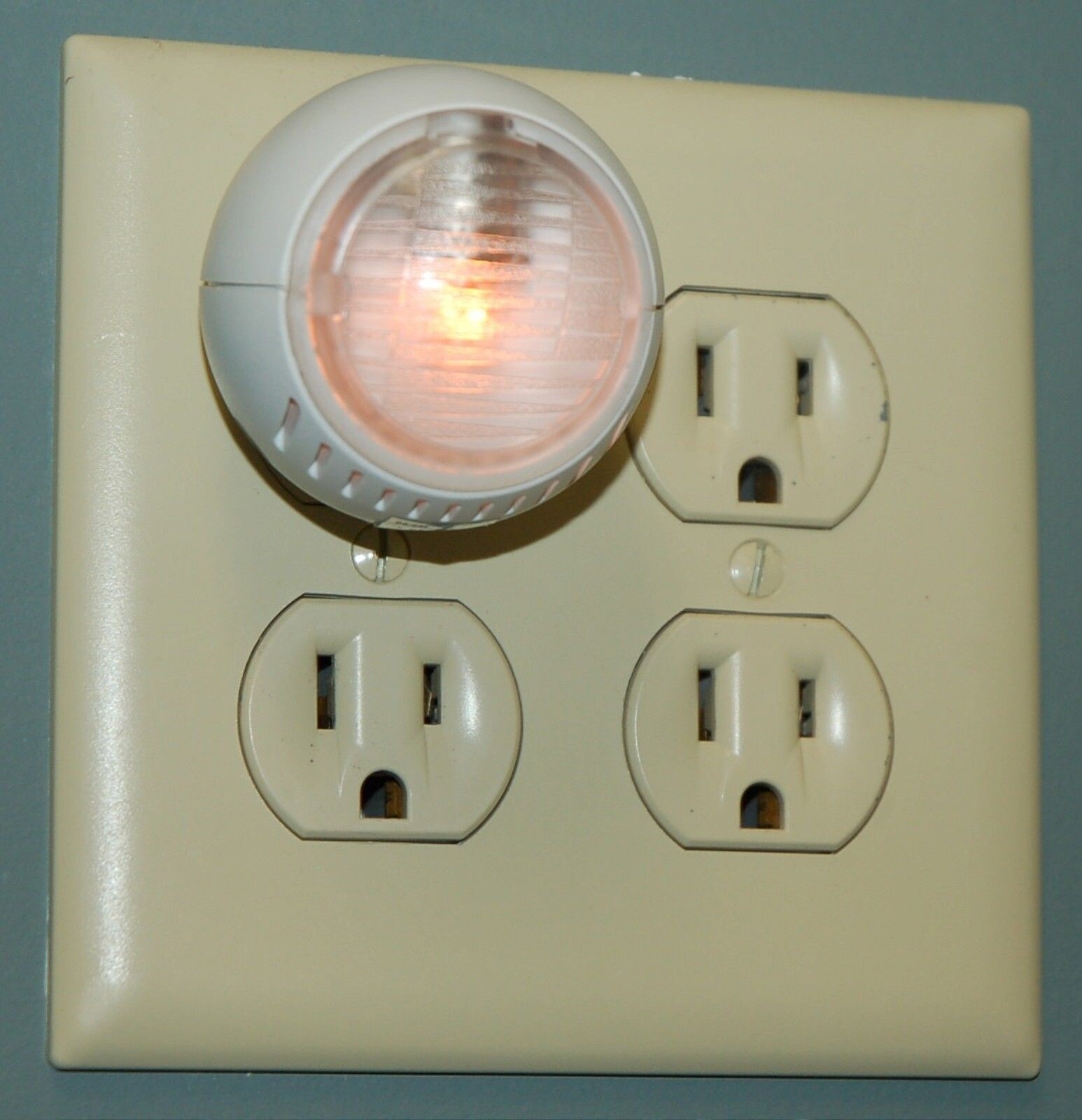 4 x NEW Lumilite Plug-in Wall Outlet Automatic Night Light Bulb Unit lamp sensor