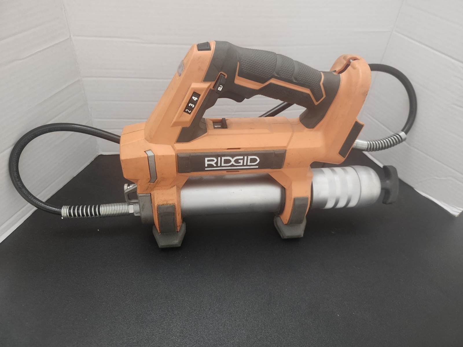Ridgid 18V Cordless Grease Gun Power Tool Only R860445 WITH QUICK COUPLER