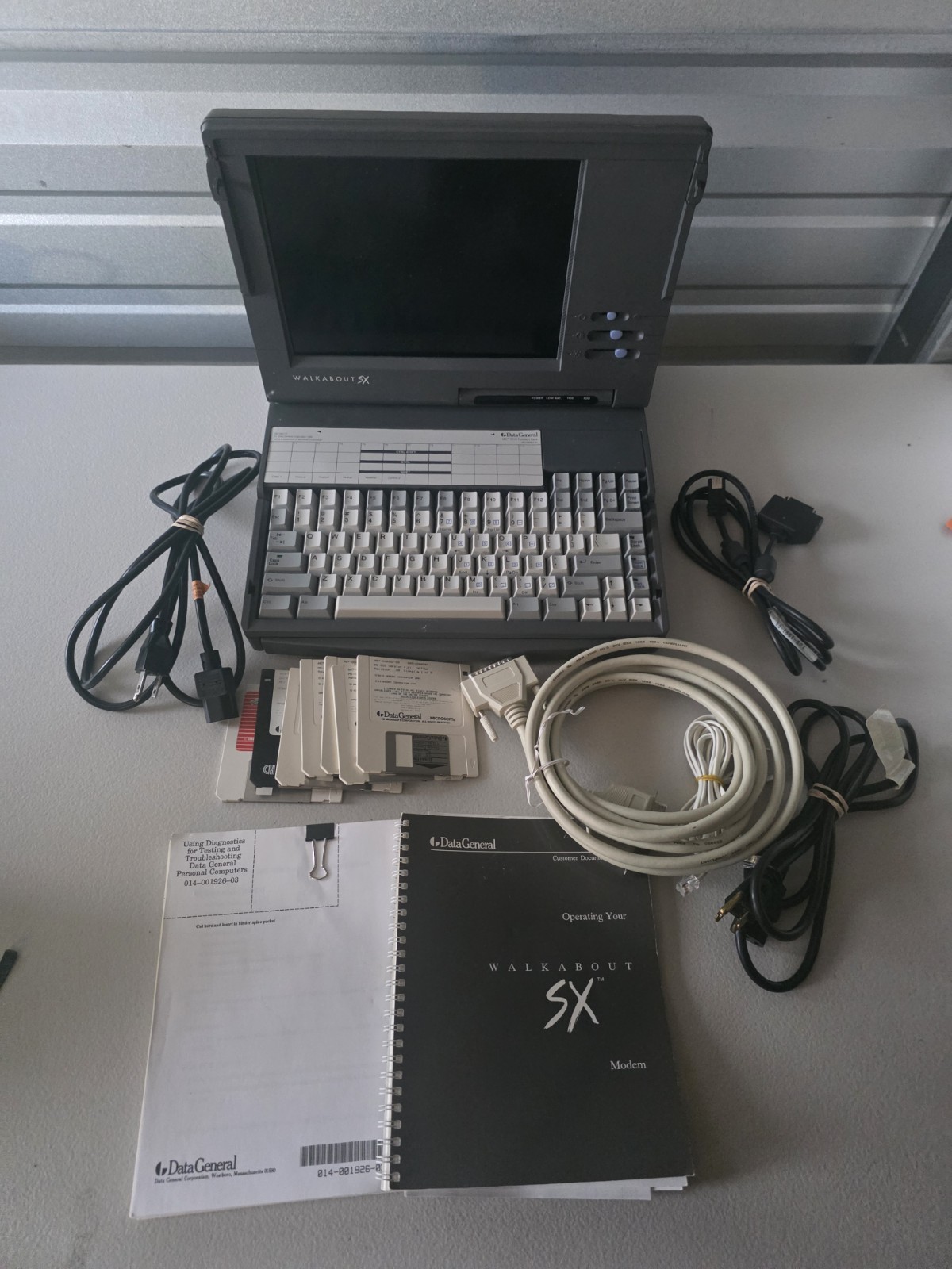1989 Data General Walkabout SX Modem/ Computer Works Powers On W/ Manual + Cords